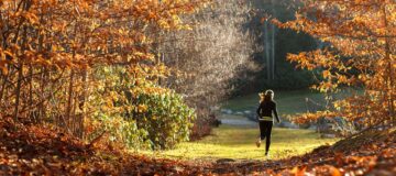 Läuferin im Herbst