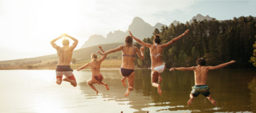 Personen hüpfen in den See